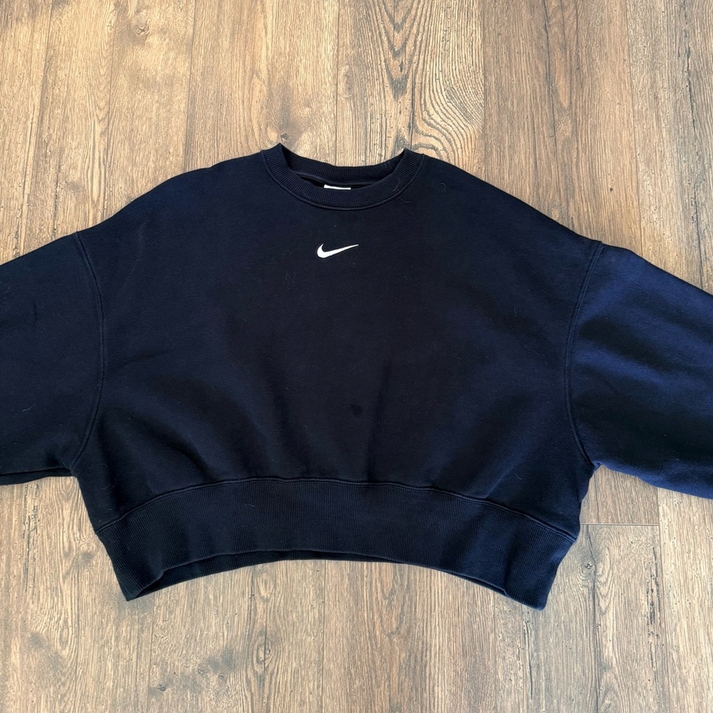 Nike Women's Cropped Black Crew Neck Loose Fit